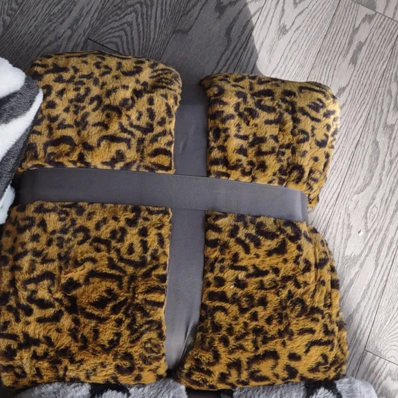 Beautiful  throws blankets 🌟♥️🍀 - Picture 3 of 4